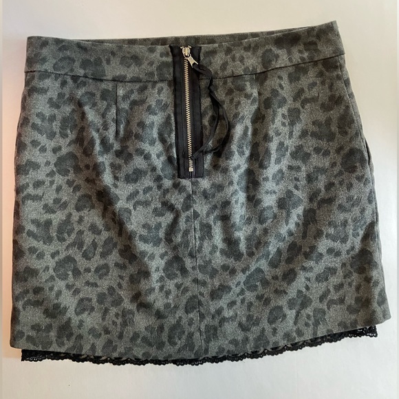 Jessica Simpson Gray Leopard Print Skirt, Size 3/4 - Picture 2 of 3
